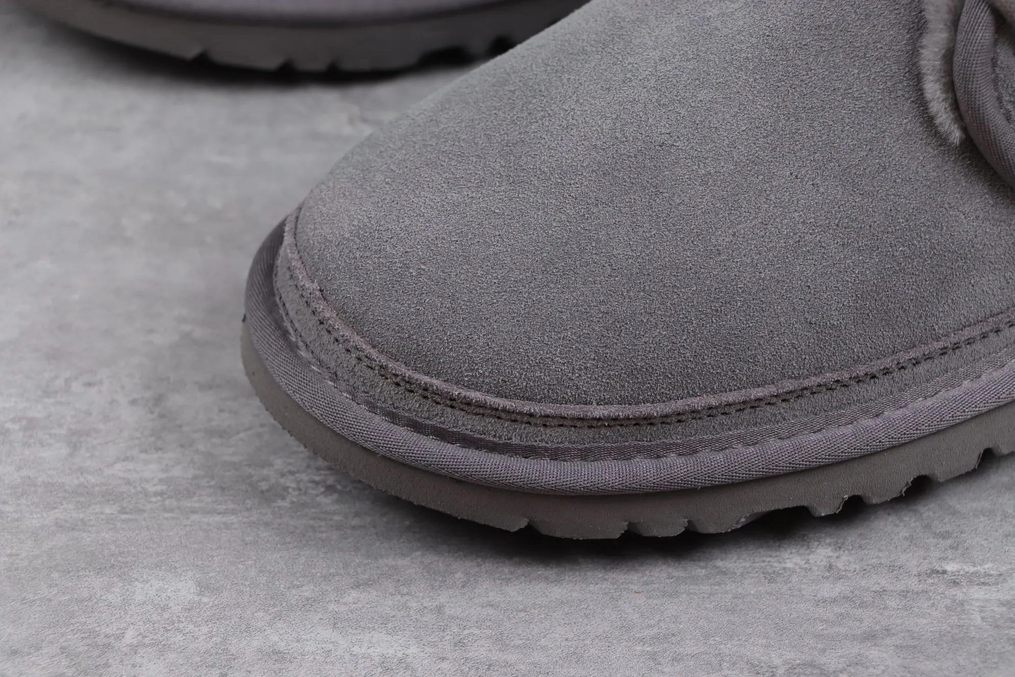 💰520 UGG 3236 Gray M Neumel Product Description: As an extension of the classic series, the classic lightweight series has a low-profile outsole and upper inspired by classic styles, presenting the comfort and luxury of UGG. Upper: cow leather, soft suede upper. Insole: 17mm UGGpure™ wool cushioning foam insole. Sole: Treadlite by UGG™ Light wing technology outsole - non-slip, cushioning, wear resistance, and good elasticity Heel: with brand LOGO on the side Size: 35 36 37 38 39 40 41 42 43 44 45